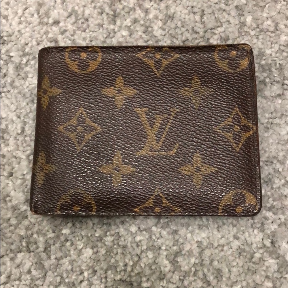Louis Vuitton “LV” Wallet (Women/Men)